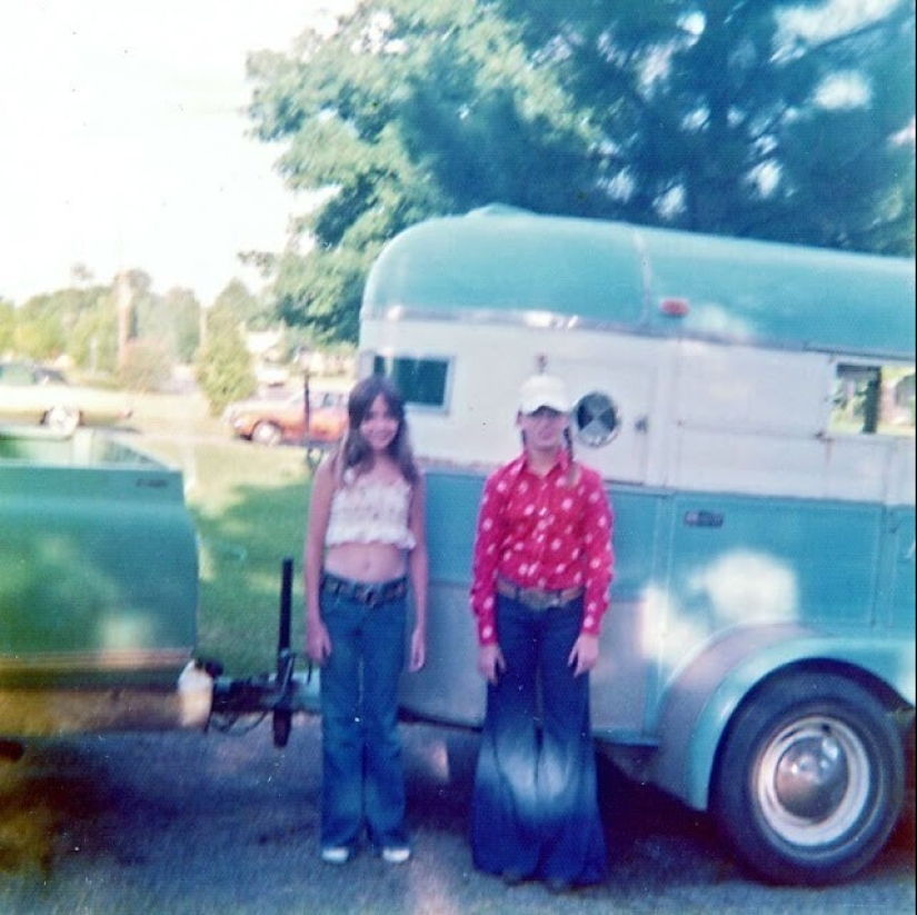 Bell-bottoms: the peak of fashion of the 70s and the symbol of the decade