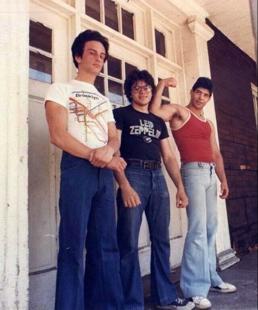 Bell-bottoms: the peak of fashion of the 70s and the symbol of the decade