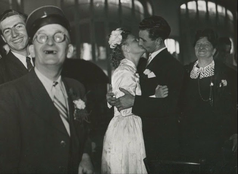 Beso francés: cómo el fotógrafo tomó fotos de parejas enamoradas en las calles de París Beso francés: cómo el fotógrafo tomó fotos de parejas enamoradas en las calles de París