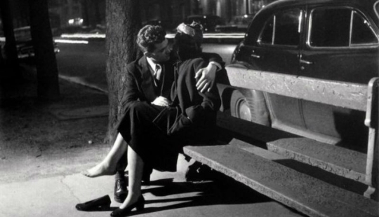 Beso francés: cómo el fotógrafo tomó fotos de parejas enamoradas en las calles de París