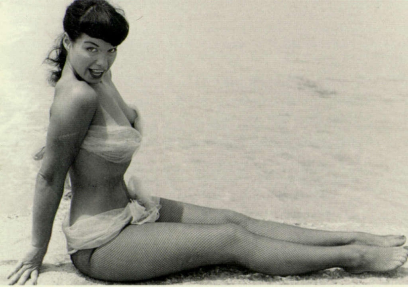 Bettie Page, símbolo sexual de los años 50, y sus seguidores Bettie Page, símbolo sexual de los años 50, y sus seguidores