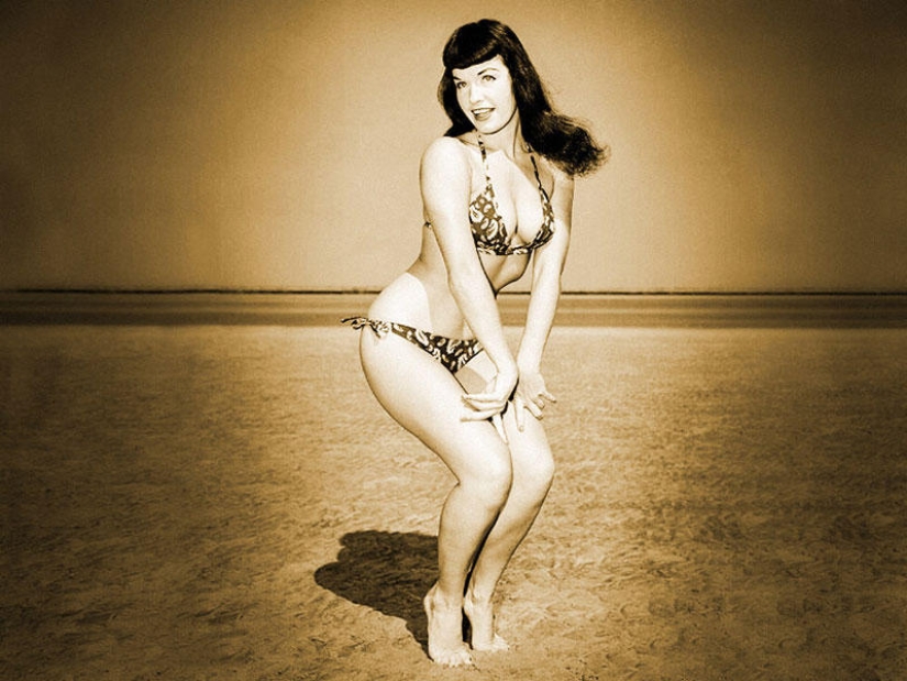 Bettie Page, símbolo sexual de los años 50, y sus seguidores Bettie Page, símbolo sexual de los años 50, y sus seguidores