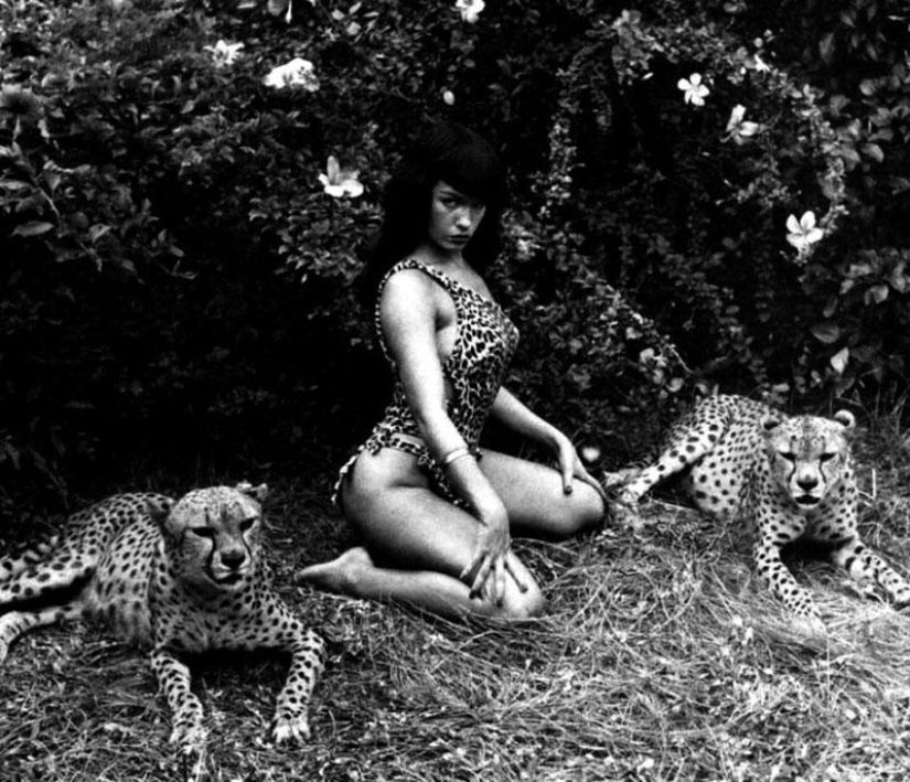Bettie Page, símbolo sexual de los años 50, y sus seguidores Bettie Page, símbolo sexual de los años 50, y sus seguidores