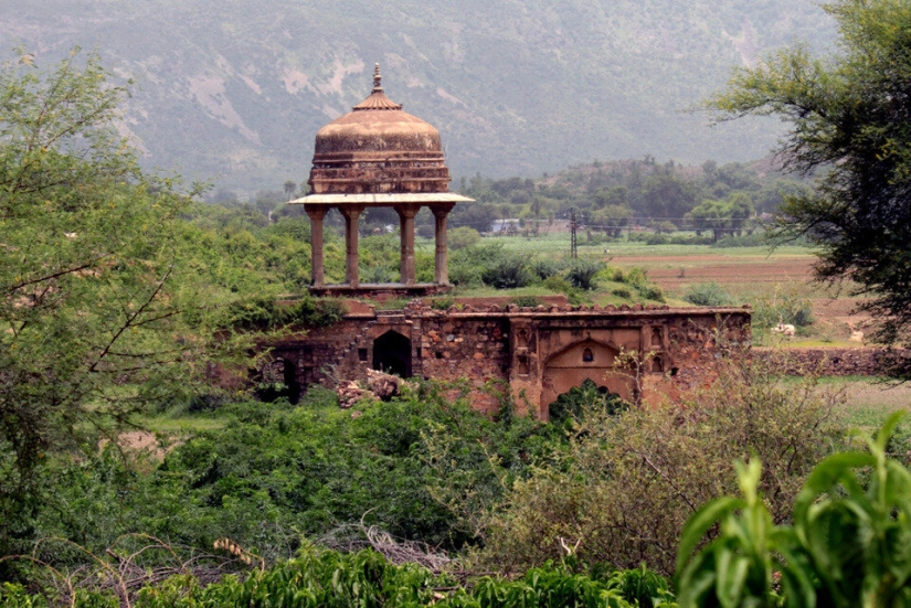 Bhangarh es una ciudad fantasma maldita en la India a la que no se puede ir de noche.