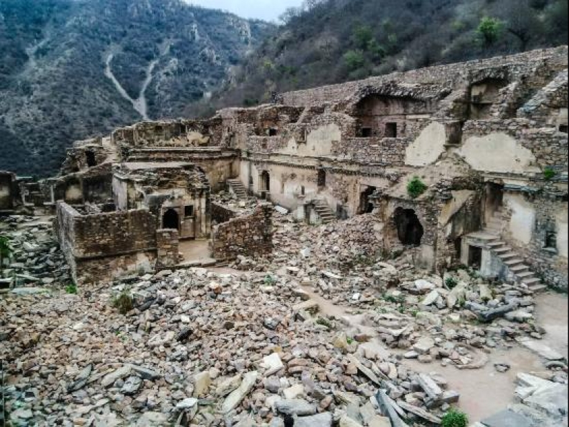 Bhangarh es una ciudad fantasma maldita en la India a la que no se puede ir de noche.