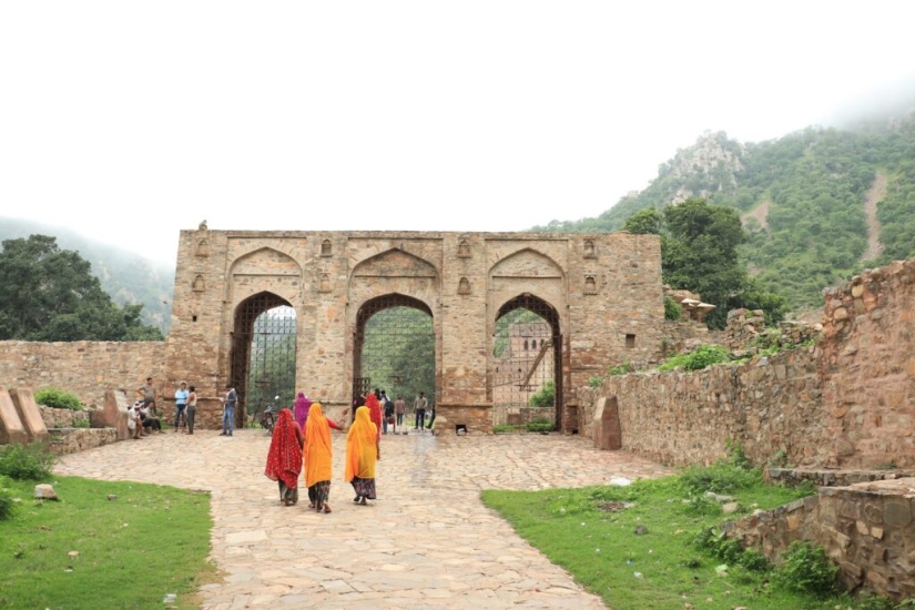 Bhangarh es una ciudad fantasma maldita en la India a la que no se puede ir de noche.