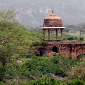 Bhangarh es una ciudad fantasma maldita en la India a la que no se puede ir de noche. Bhangarh es una ciudad fantasma maldita en la India a la que no se puede ir de noche.