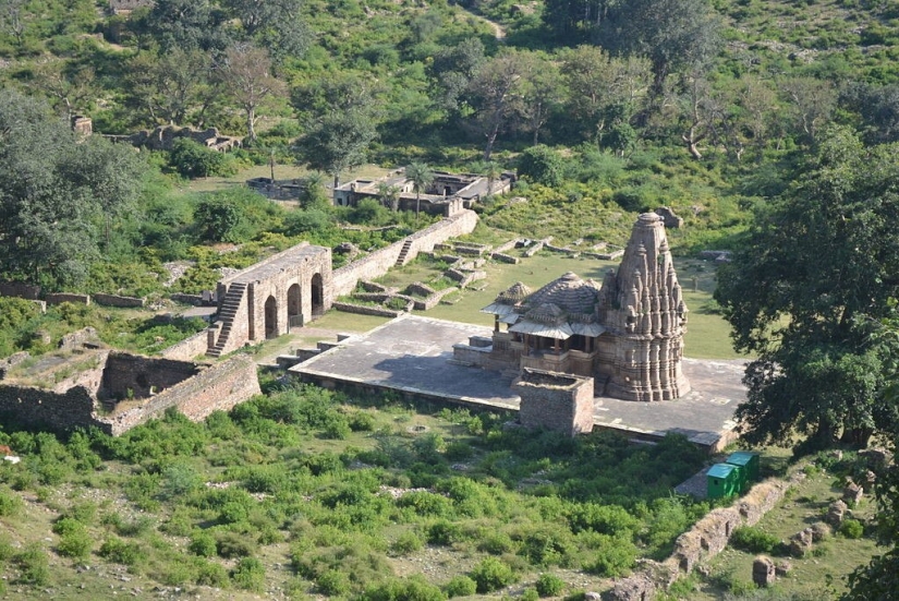 Bhangarh es una ciudad fantasma maldita en la India a la que no se puede ir de noche.