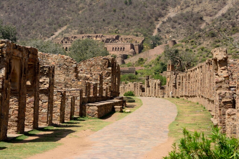 Bhangarh es una ciudad fantasma maldita en la India a la que no se puede ir de noche.