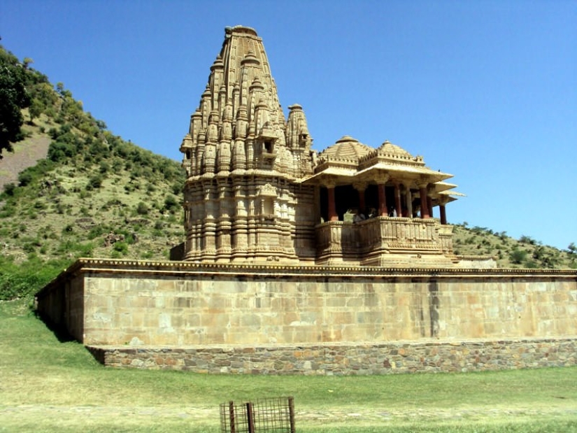 Bhangarh es una ciudad fantasma maldita en la India a la que no se puede ir de noche.