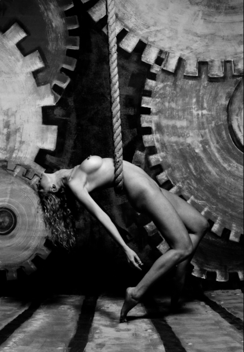 Black and white surrealism of the master of erotic photography Gunther Knop Black and white surrealism of the master of erotic photography Gunther Knop