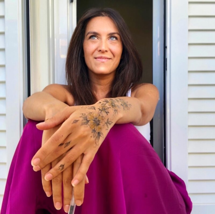 Body art on the hips from the Jordanian artist Randa Haddadin