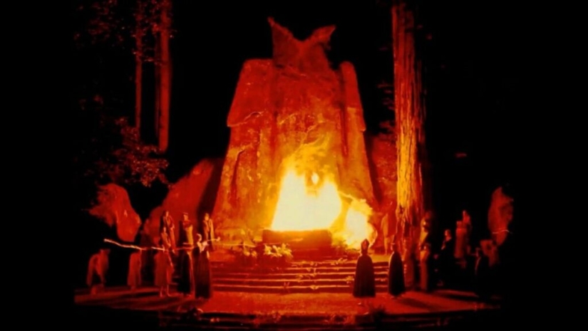 Bohemian Grove: ¿Gobierno oculto del mundo o «campamento infantil» para la élite?