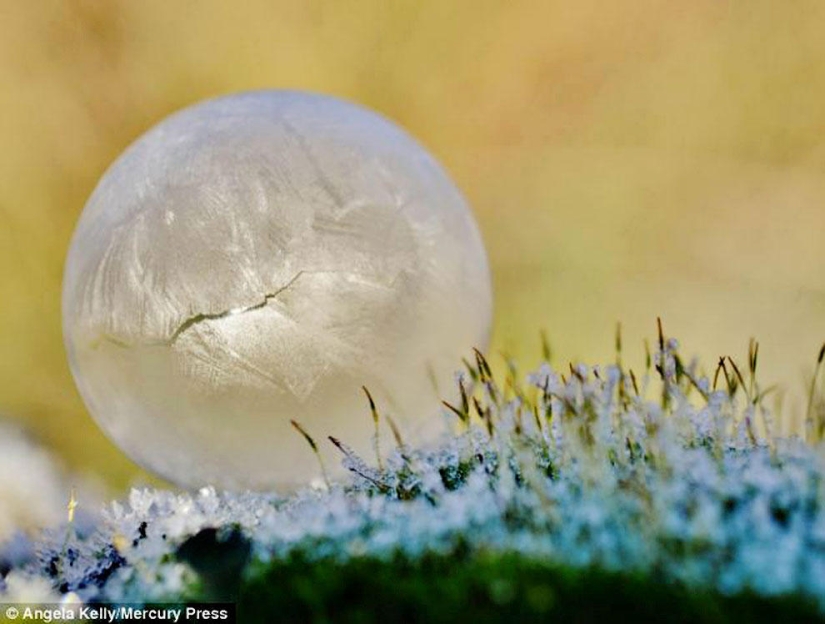 Bolas de cristal - una niña fotografía pompas de jabón en el frío Bolas de cristal - una niña fotografía pompas de jabón en el frío