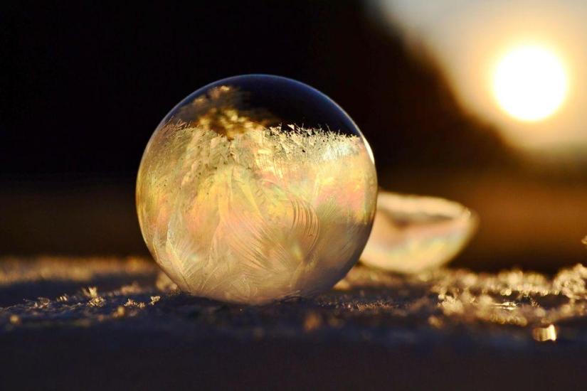 Bolas de cristal - una niña fotografía pompas de jabón en el frío Bolas de cristal - una niña fotografía pompas de jabón en el frío