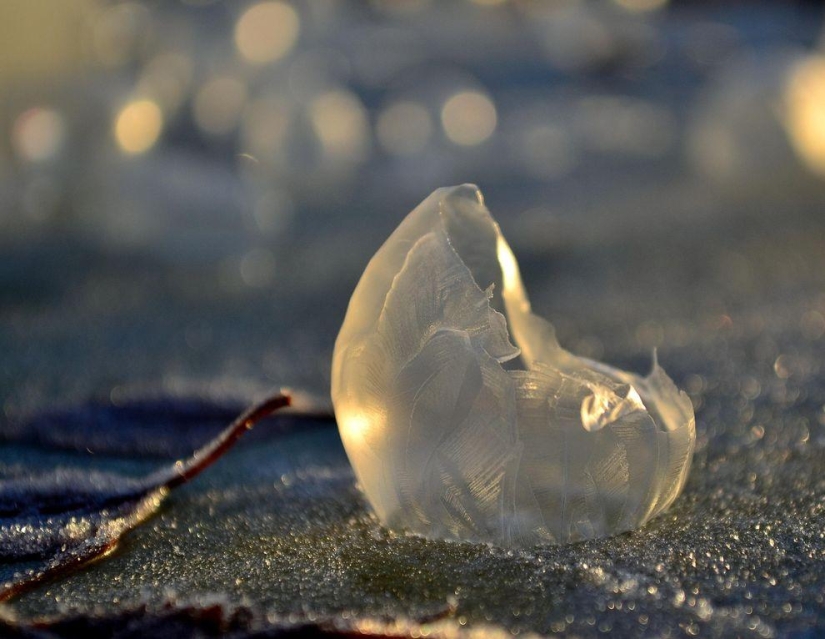 Bolas de cristal - una niña fotografía pompas de jabón en el frío Bolas de cristal - una niña fotografía pompas de jabón en el frío