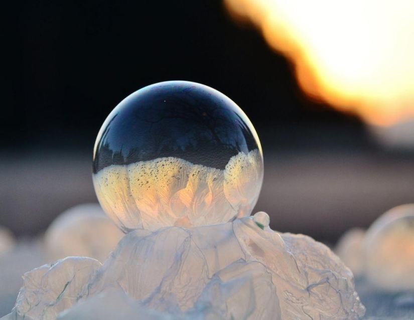 Bolas de cristal - una niña fotografía pompas de jabón en el frío Bolas de cristal - una niña fotografía pompas de jabón en el frío
