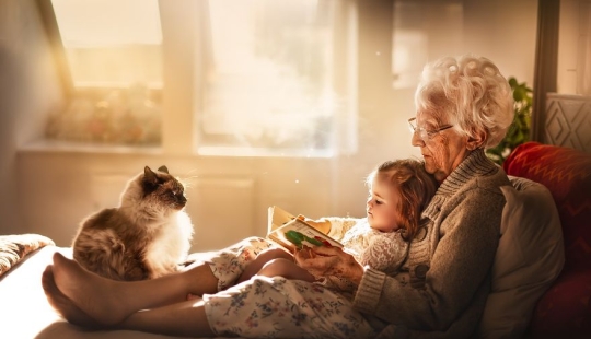 Both old and young: a touching photo project about the connection of the older generation with grandchildren Both old and young: a touching photo project about the connection of the older generation with grandchildren