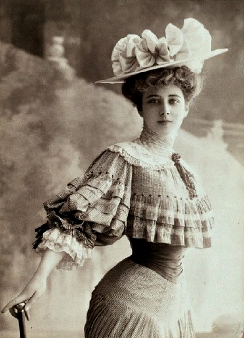 Breast augmentation 100 years ago. What was it like?