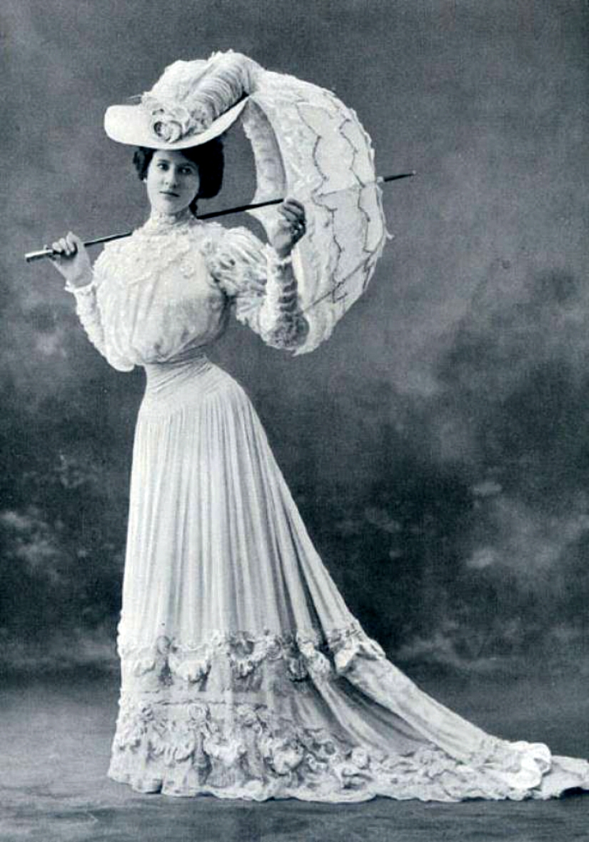 Breast augmentation 100 years ago. What was it like?