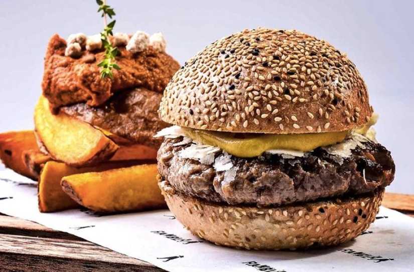 Burger: the history of the dish that conquered the whole world