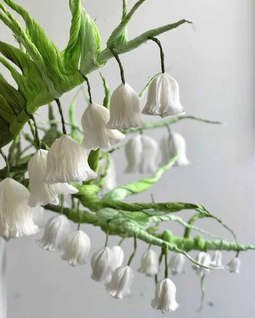 "Cada uno de nosotros necesita belleza": ¿por qué esta mujer crea flores enormes