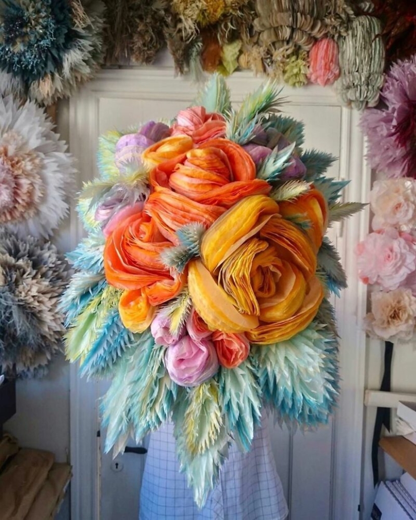 "Cada uno de nosotros necesita belleza": ¿por qué esta mujer crea flores enormes