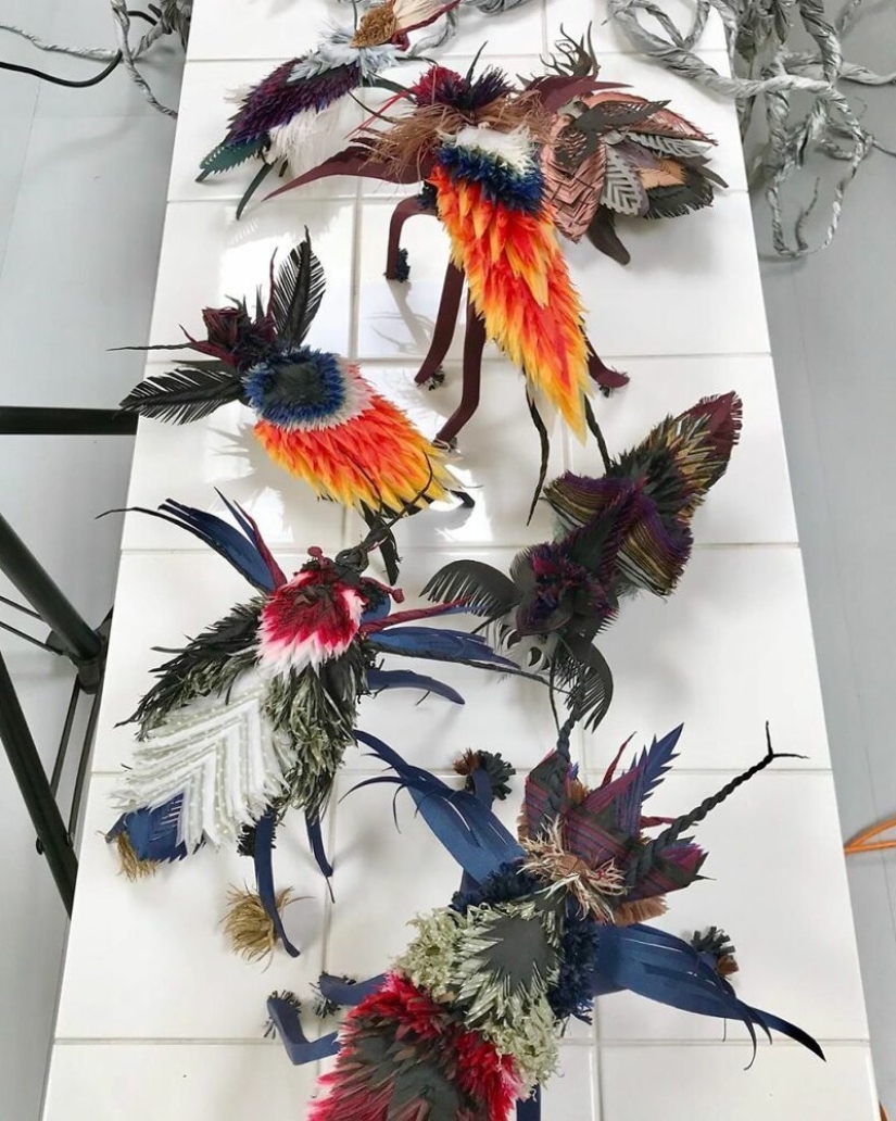 "Cada uno de nosotros necesita belleza": ¿por qué esta mujer crea flores enormes