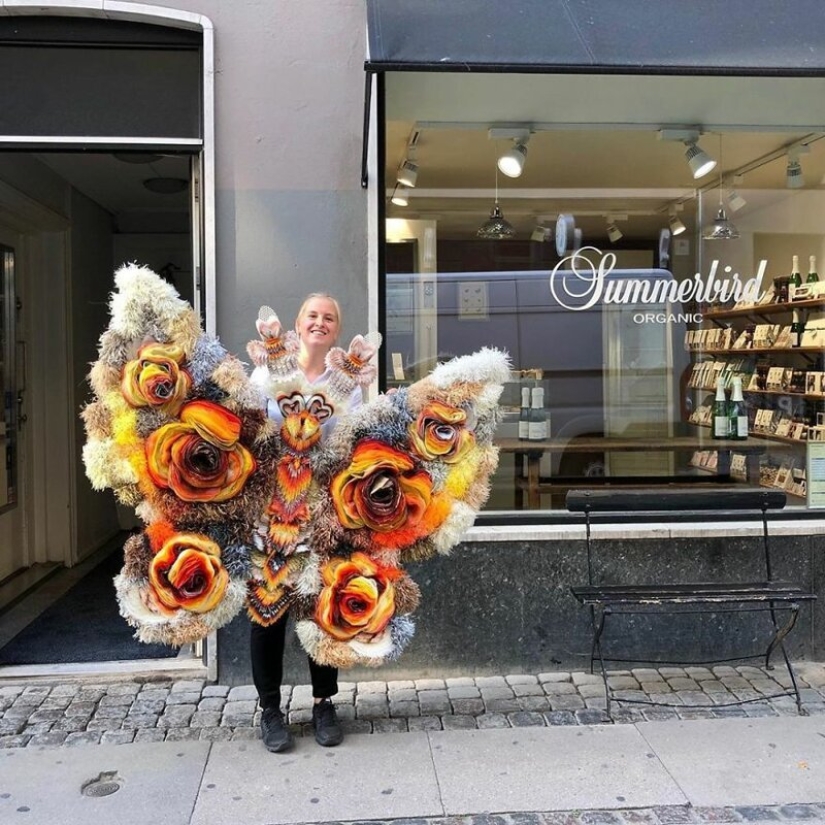 "Cada uno de nosotros necesita belleza": ¿por qué esta mujer crea flores enormes