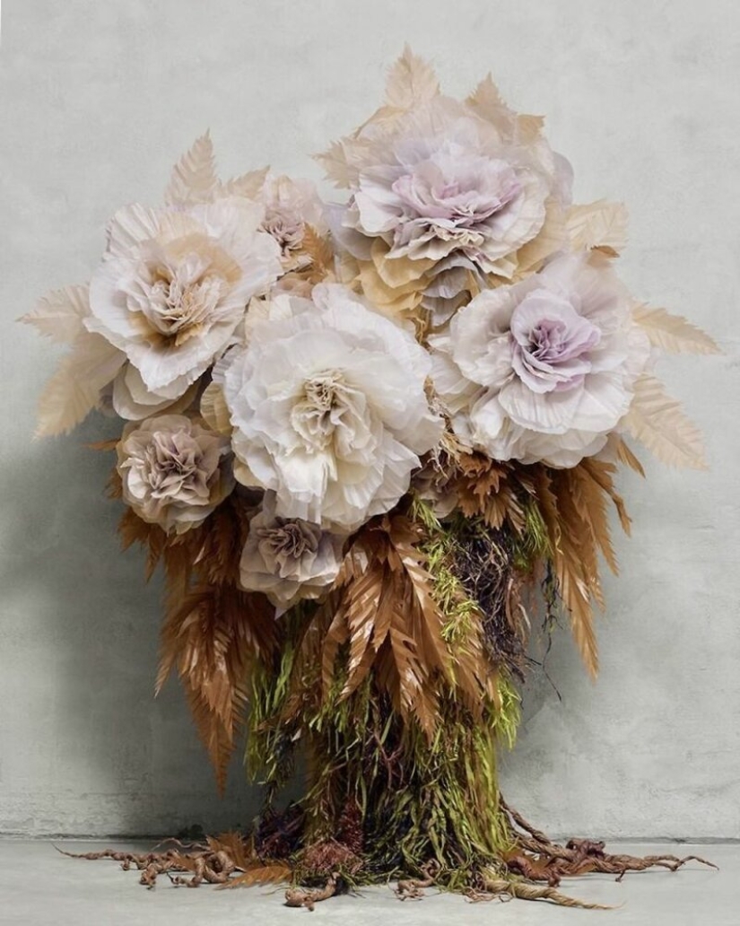 "Cada uno de nosotros necesita belleza": ¿por qué esta mujer crea flores enormes