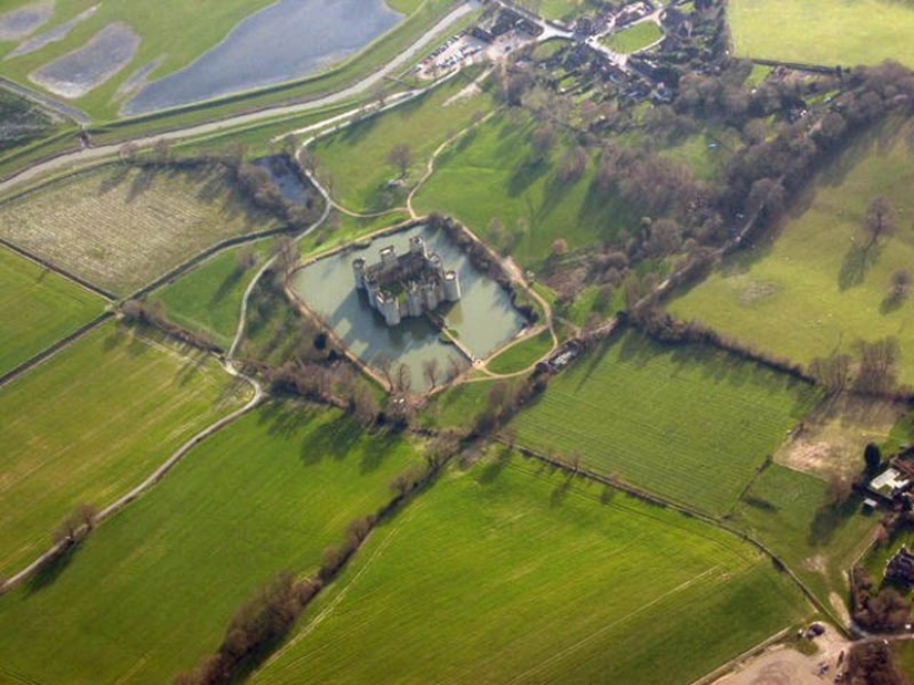 Castles on the water or 20 most beautiful castle moats in the world