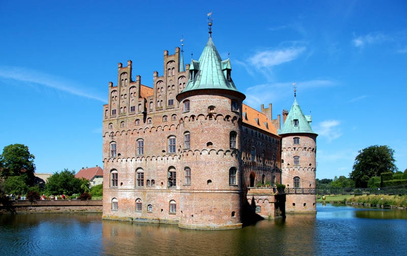 Castles on the water or 20 most beautiful castle moats in the world