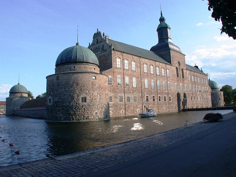 Castles on the water or 20 most beautiful castle moats in the world