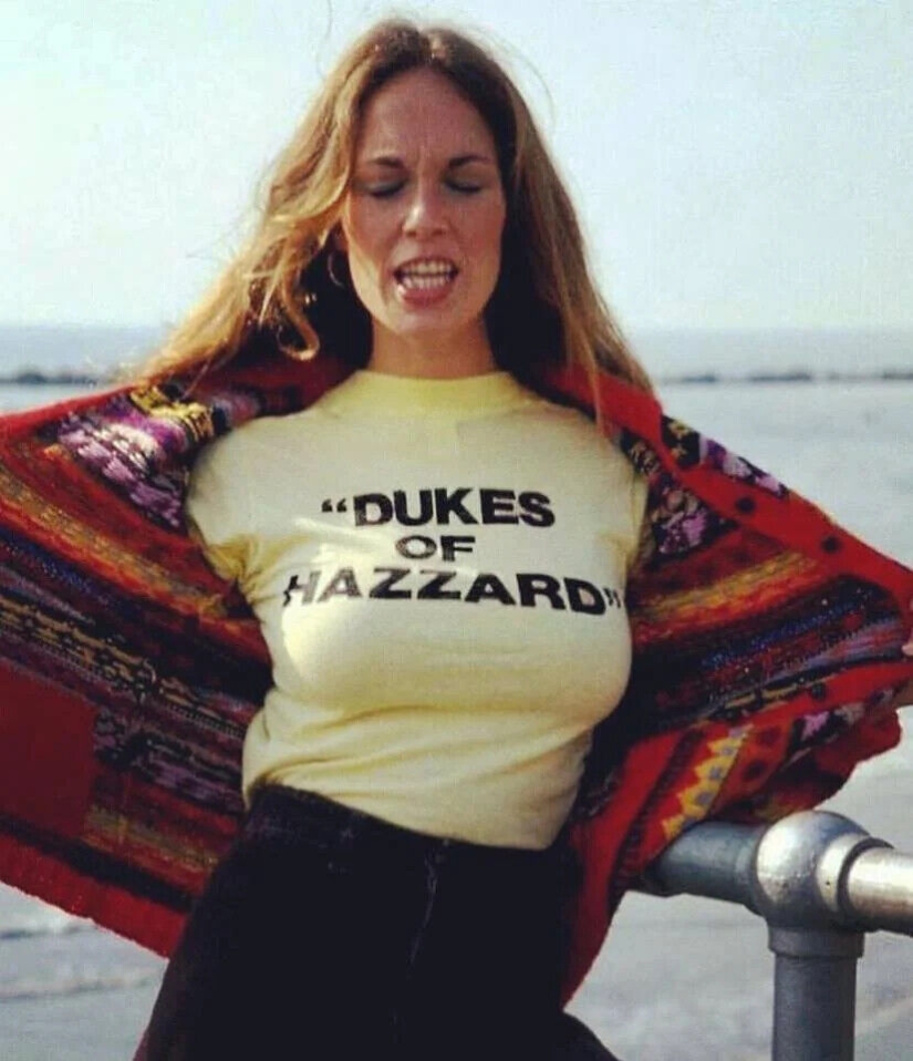 Catherine Bach - a curvy icon of the era of roller skates and short shorts Catherine Bach - a curvy icon of the era of roller skates and short shorts