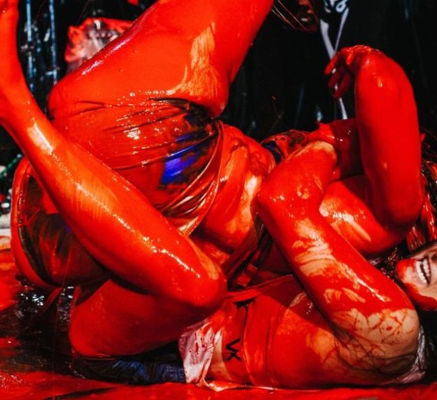 "Changing the soup broken soup": how do women fight in the mud