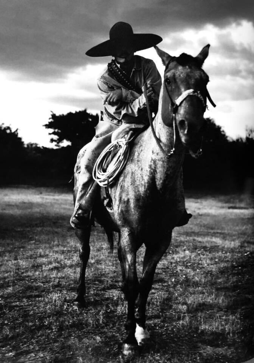 Characters and destinies in Richard Ozhar's photographs