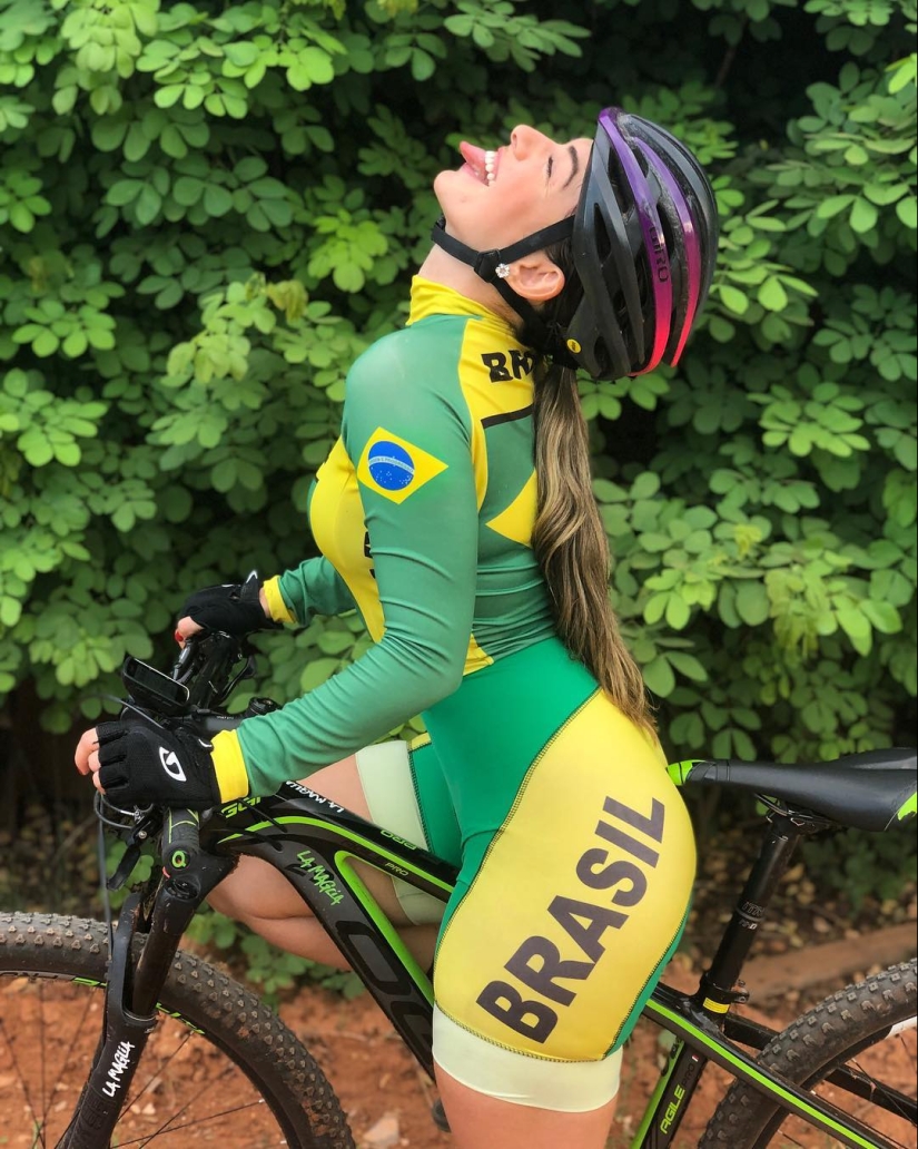 Chicas calientes y motos — la combinación perfecta