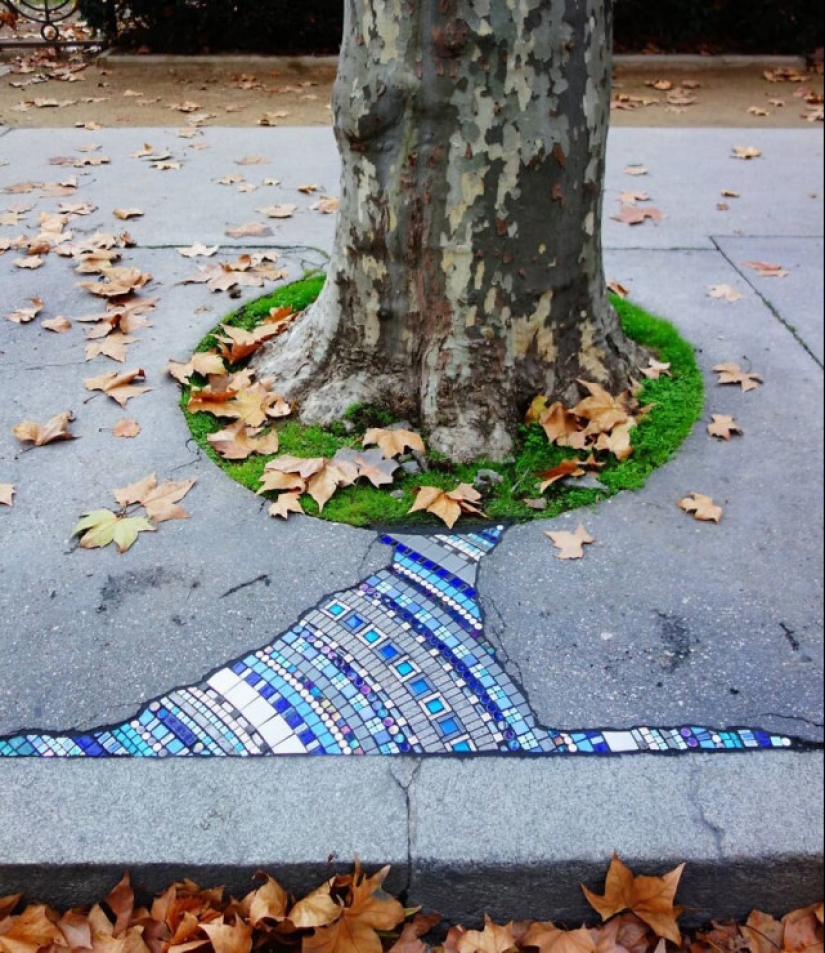 Cirujano vial de Lyon: Artista callejero remienda baches con mosaicos Cirujano vial de Lyon: Artista callejero remienda baches con mosaicos