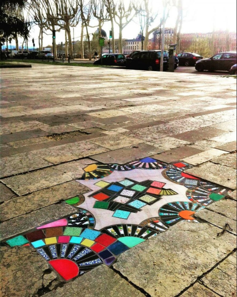 Cirujano vial de Lyon: Artista callejero remienda baches con mosaicos Cirujano vial de Lyon: Artista callejero remienda baches con mosaicos