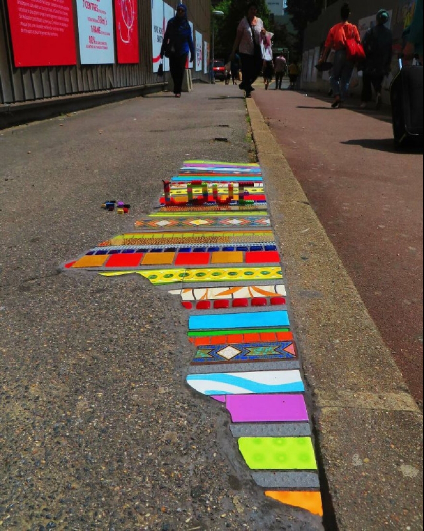 Cirujano vial de Lyon: Artista callejero remienda baches con mosaicos Cirujano vial de Lyon: Artista callejero remienda baches con mosaicos