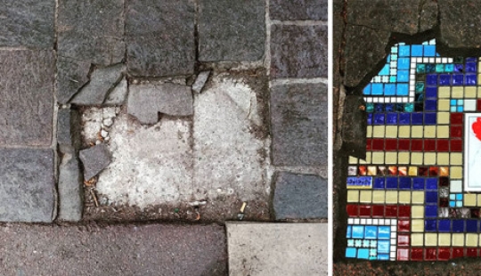 Cirujano vial de Lyon: Artista callejero remienda baches con mosaicos