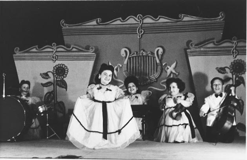 Cómo el enanismo ayudó a una familia de músicos judíos Ovitz a sobrevivir a los experimentos en Auschwitz Cómo el enanismo ayudó a una familia de músicos judíos Ovitz a sobrevivir a los experimentos en Auschwitz