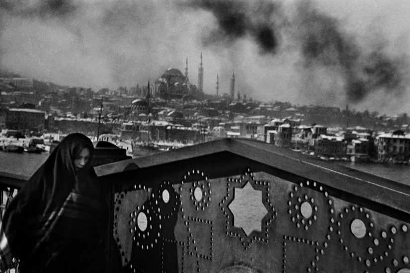 Cómo el fotógrafo Ara Guler mostró al mundo el corazón de Estambul y su dolor