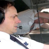 Cómo el piloto del avión de pasajeros hizo un vuelo fuera de la cabina y sobrevivió Cómo el piloto del avión de pasajeros hizo un vuelo fuera de la cabina y sobrevivió