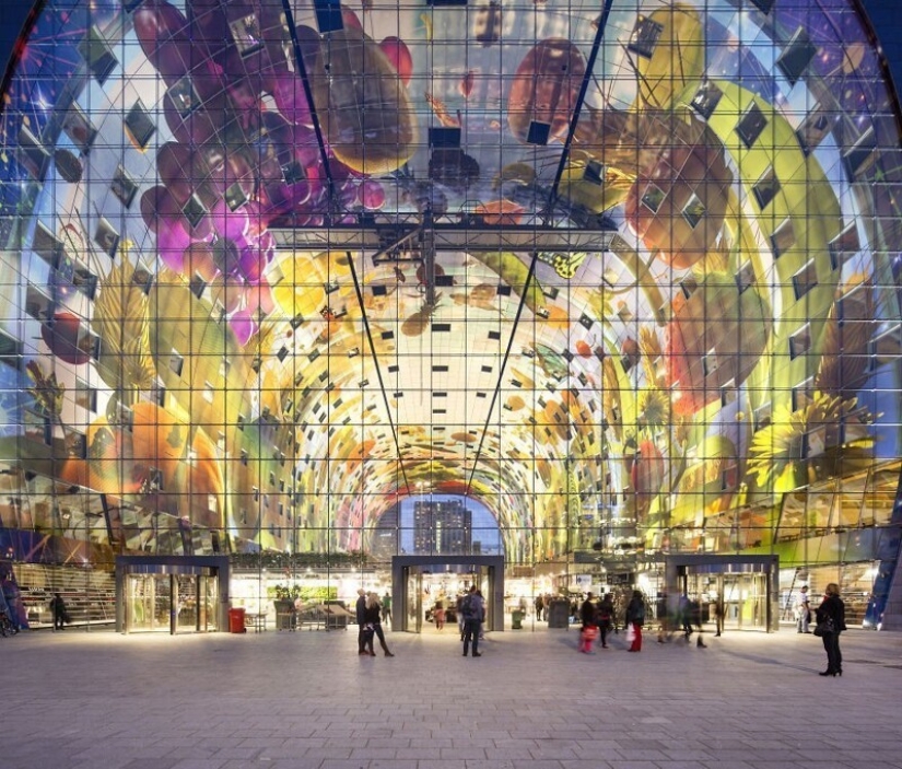 ¿Cómo funciona el mural digital en el increíble edificio futurista mercado de Rotterdam
