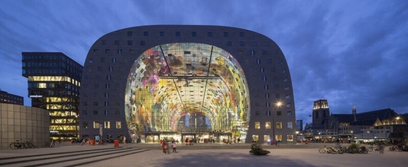 ¿Cómo funciona el mural digital en el increíble edificio futurista mercado de Rotterdam