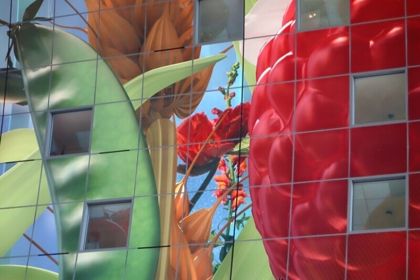 ¿Cómo funciona el mural digital en el increíble edificio futurista mercado de Rotterdam