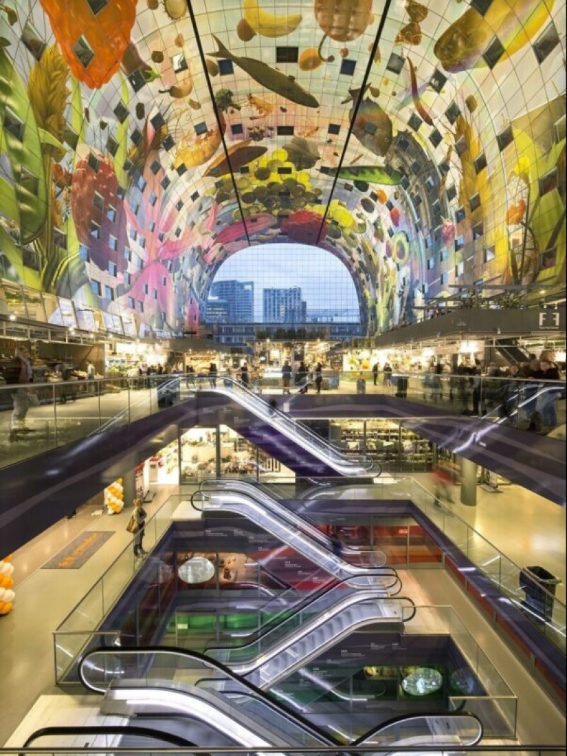 ¿Cómo funciona el mural digital en el increíble edificio futurista mercado de Rotterdam