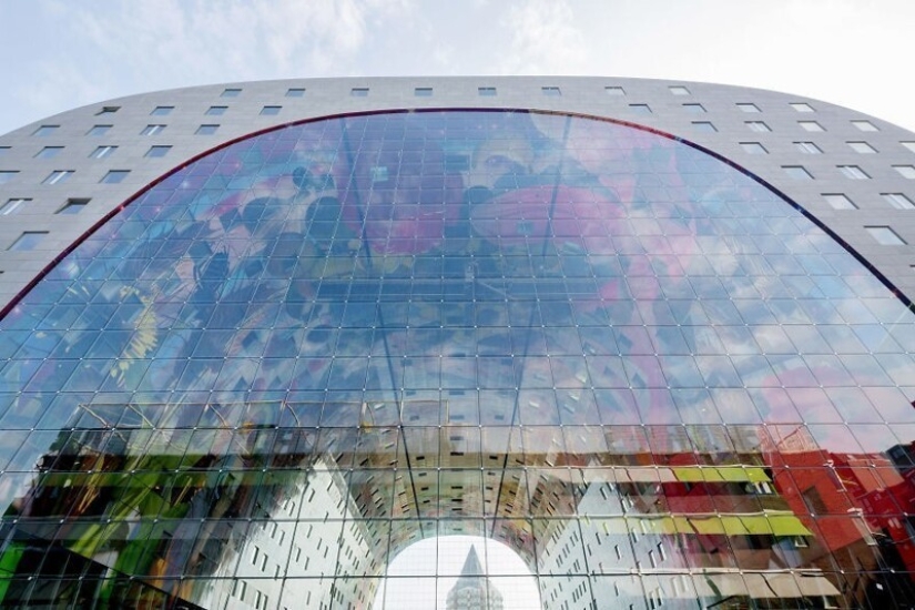 ¿Cómo funciona el mural digital en el increíble edificio futurista mercado de Rotterdam
