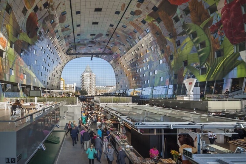 ¿Cómo funciona el mural digital en el increíble edificio futurista mercado de Rotterdam